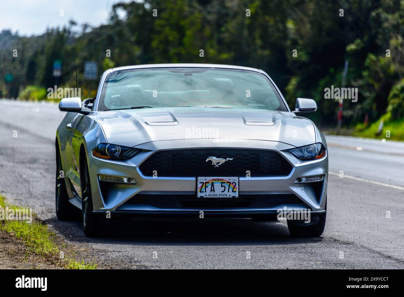 Ford Mustang Cabriolet-Sportwagen in Hawaii auf der Straße Stockfoto