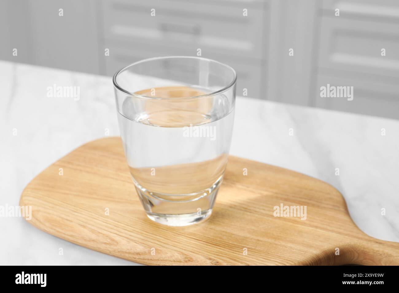 Gefiltertes Wasser im Glas auf weißem Tisch drinnen, Nahaufnahme Stockfoto