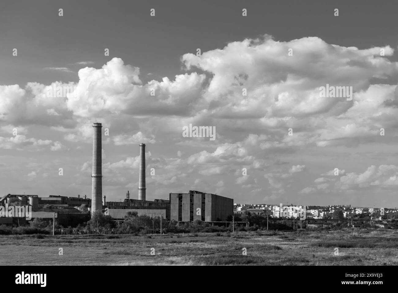 Ein einfarbiges Bild eines Industriewerks mit Schornstein in Iasi, Rumänien Stockfoto