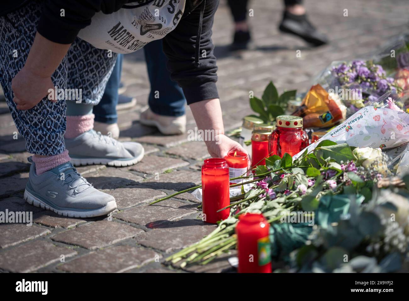 Trauer um einen 29-jaehrigen Polizeibeamten, der nach einer Messerattacke in Mannheim gestorben ist: Mit einer Kundgebung und einem interreligioesen Friedensgebet wurde seiner am Montagnachmittag auf dem Marktplatz in Mannheim gedacht Foto vom 03.06.2024. Die Bluttat vom vergangenen Freitag hatte bundesweit Entsetzen ausgeloest. Am 31.05.2024 hatte ein Mann auf dem Mannheimer Marktplatz mehrere Menschen mit einem langen Messer attackiert. Dabei wurden sechs Menschen zum Teil lebensgefaehrlich verletzt. Den am Sonntag gestorbenen Polizisten stach der Taeter mehrmals in den Bereich des Kopfes, d Stockfoto