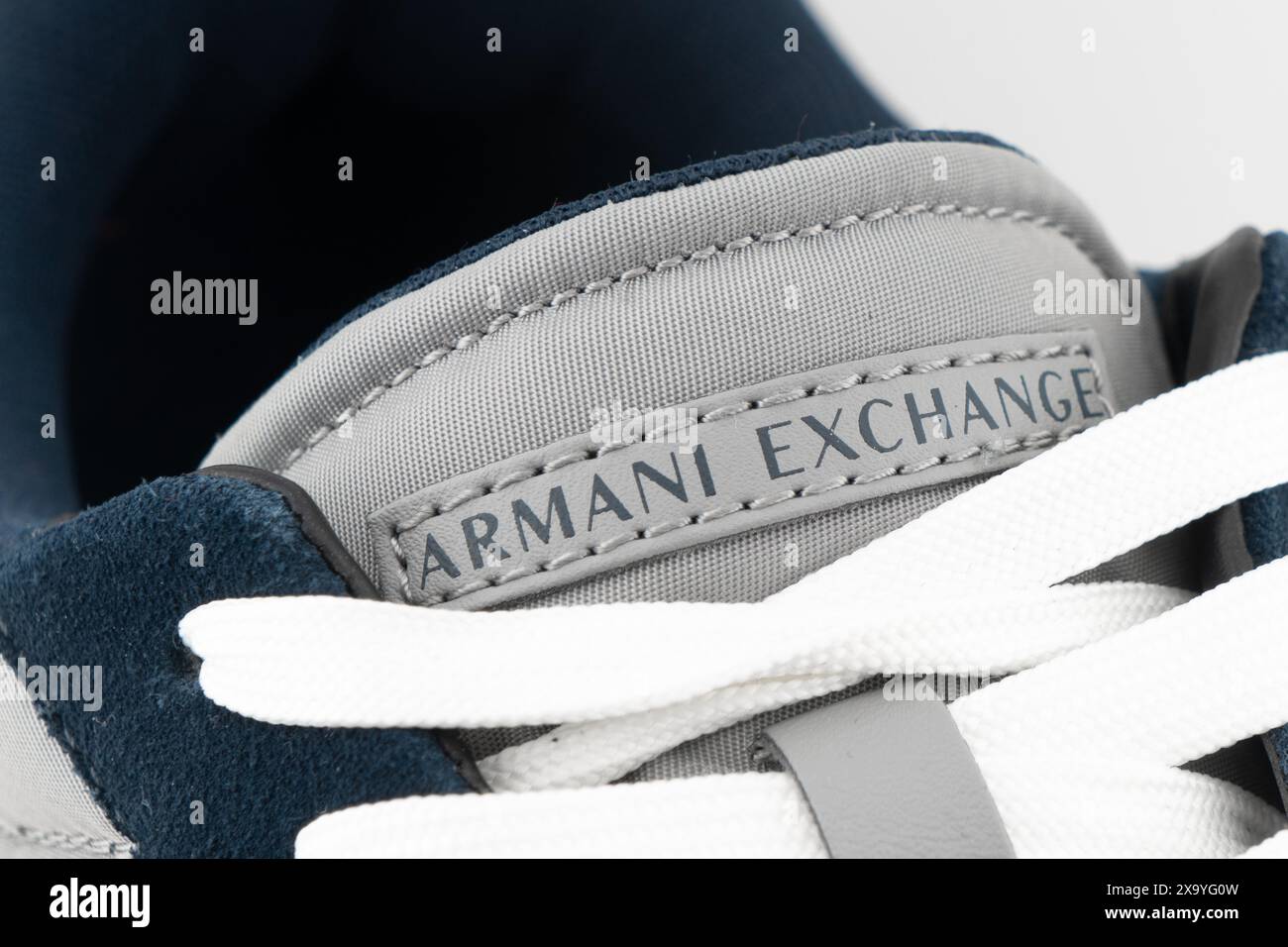 Jerewan, Armenien, 20. Januar 2024: Armani Exchange Logo und Zeichen auf den modernen Ledersportschuhen. Armani Exchange ist die Marke des Modekreats Stockfoto