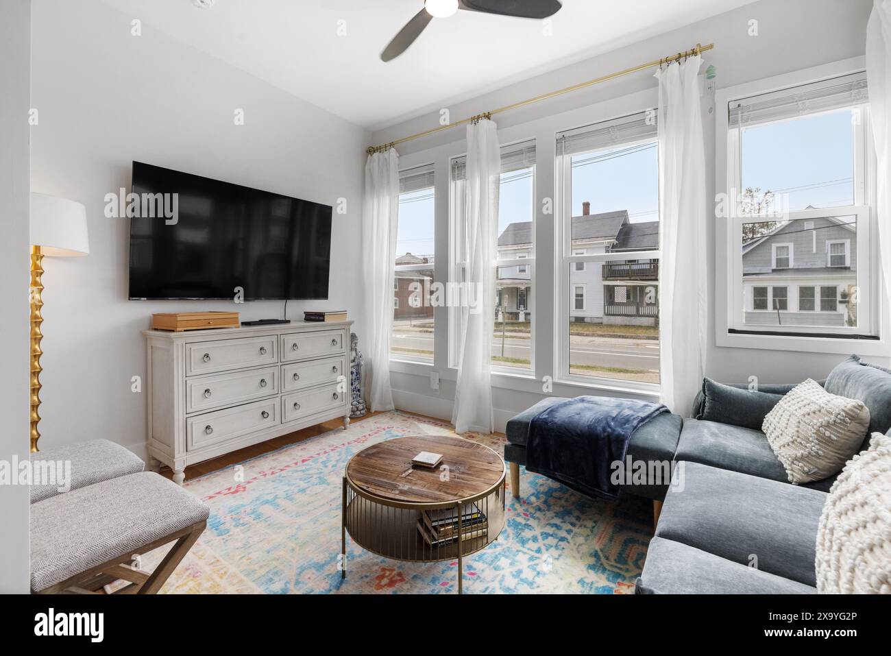 Ein Wohnzimmer mit Sofas, Couchtisch und Fernseher. Stockfoto