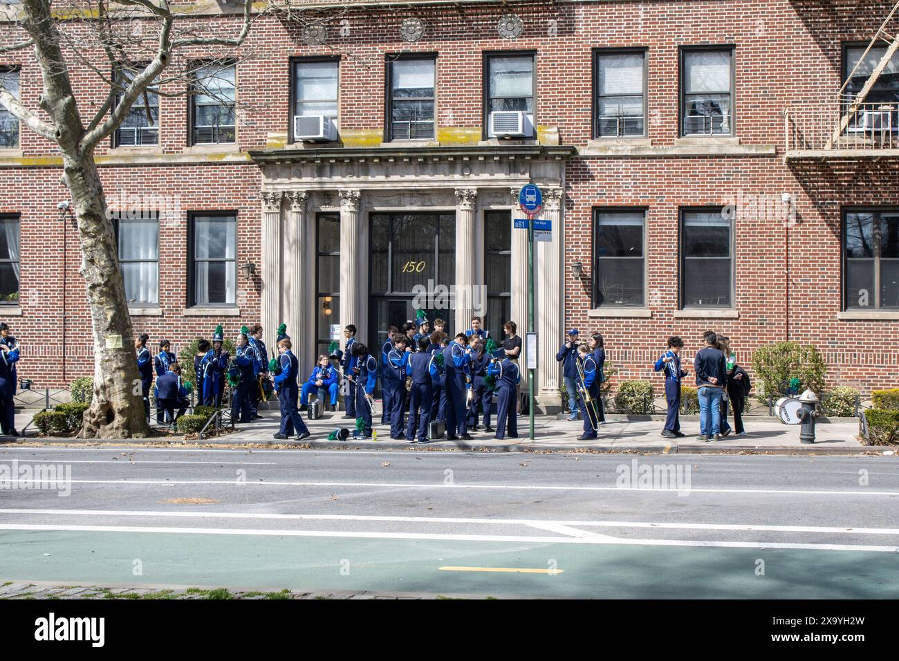 Die FHHS-Marschkapelle macht sich bereit für die Parade in Downtown New York Stockfoto