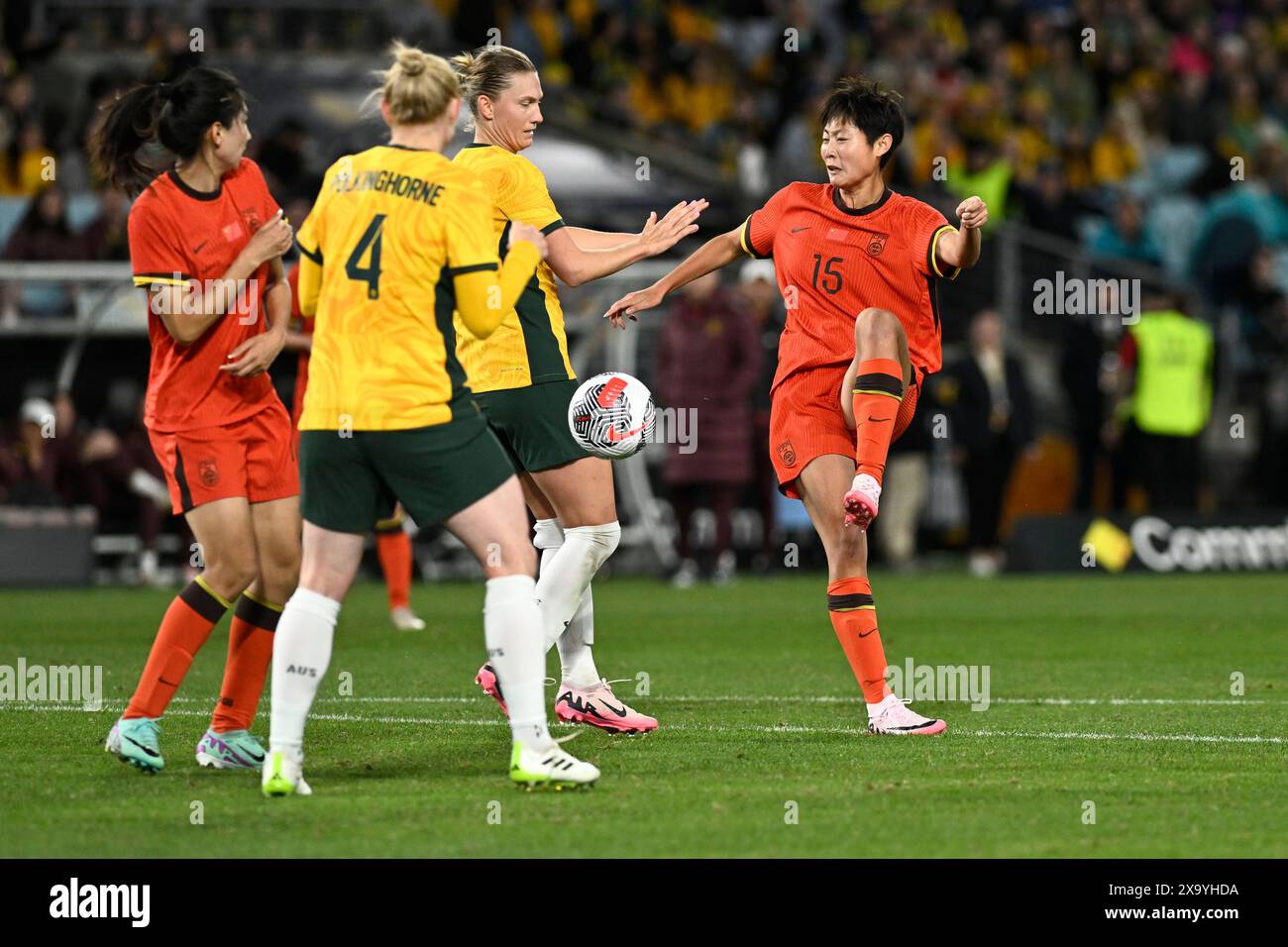 Sydney, NSW, Australien. 3. Juni 2024; Accor Stadium, Sydney, NSW, Australien: Womens International Football Friendly, Australien gegen China; Cong Yuan of China PR hat ihren Schuss von Clare Hunt of Australia blockiert Credit: Action Plus Sports Images/Alamy Live News Stockfoto