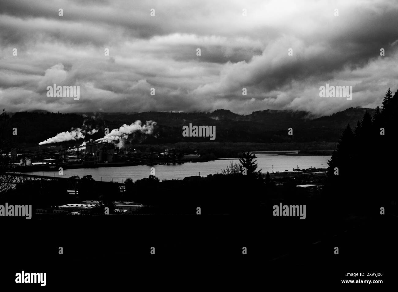 Schornsteine über Wasser aus der Ferne Stockfoto