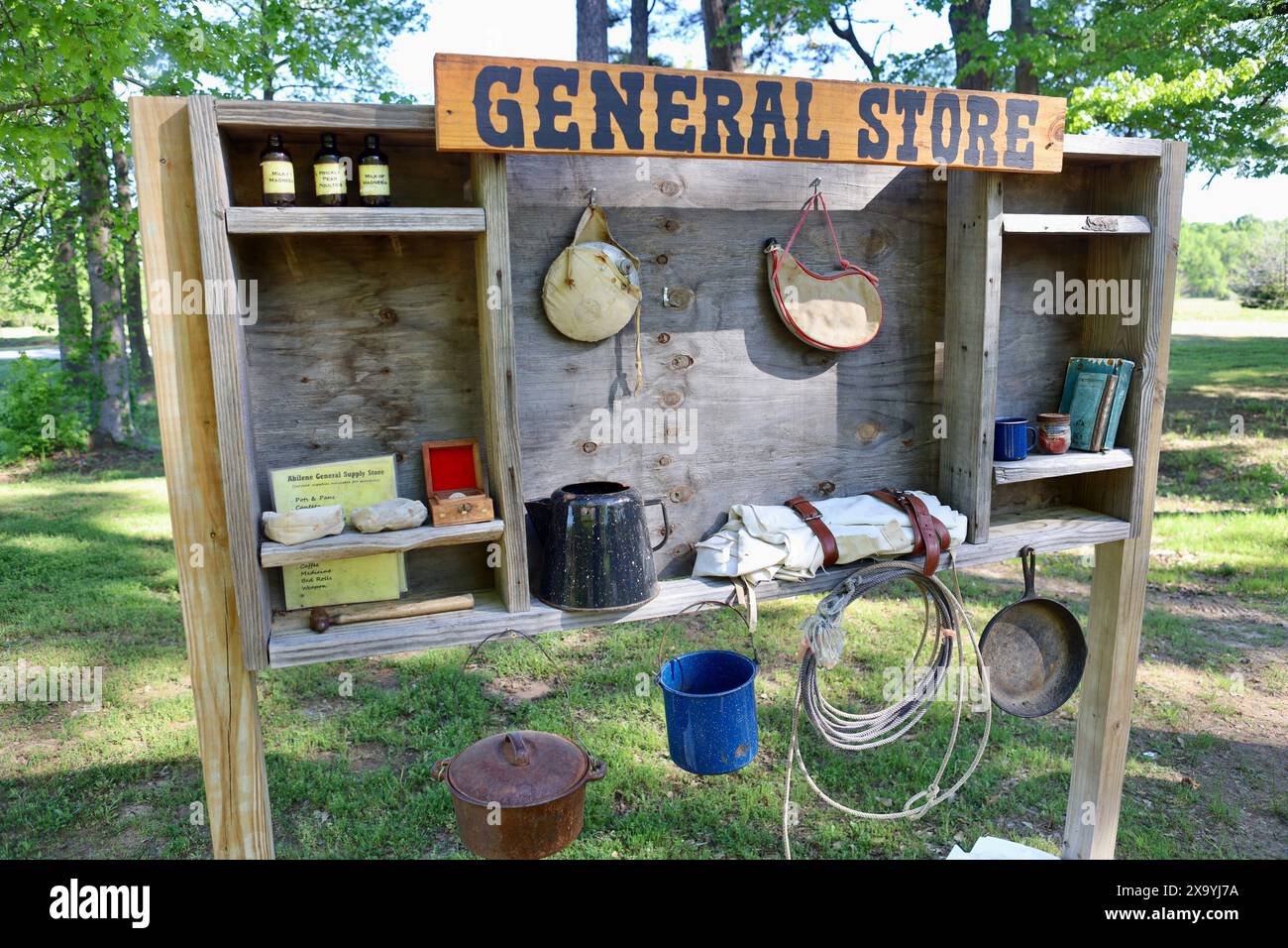 Ein Holzregal mit verschiedenen Ausstellungsstücken Stockfoto