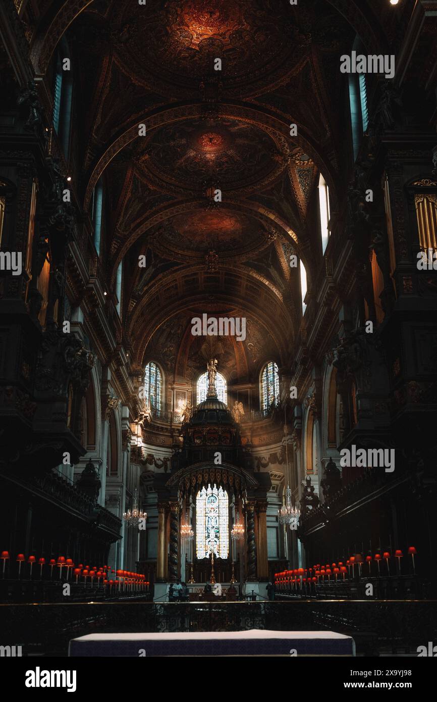 Eine malerische Kirche mit aufwändigen Buntglasfenstern und Altären Stockfoto