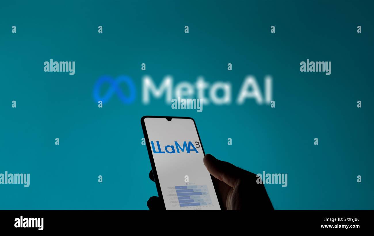 Jemand, der die Seite von Llama 3 auf einem Handy sieht, im Hintergrund das unscharfe Logo von Meta AI. Vergleichsdiagramm für Modellsprachen auf einem Bildschirm. Stockfoto