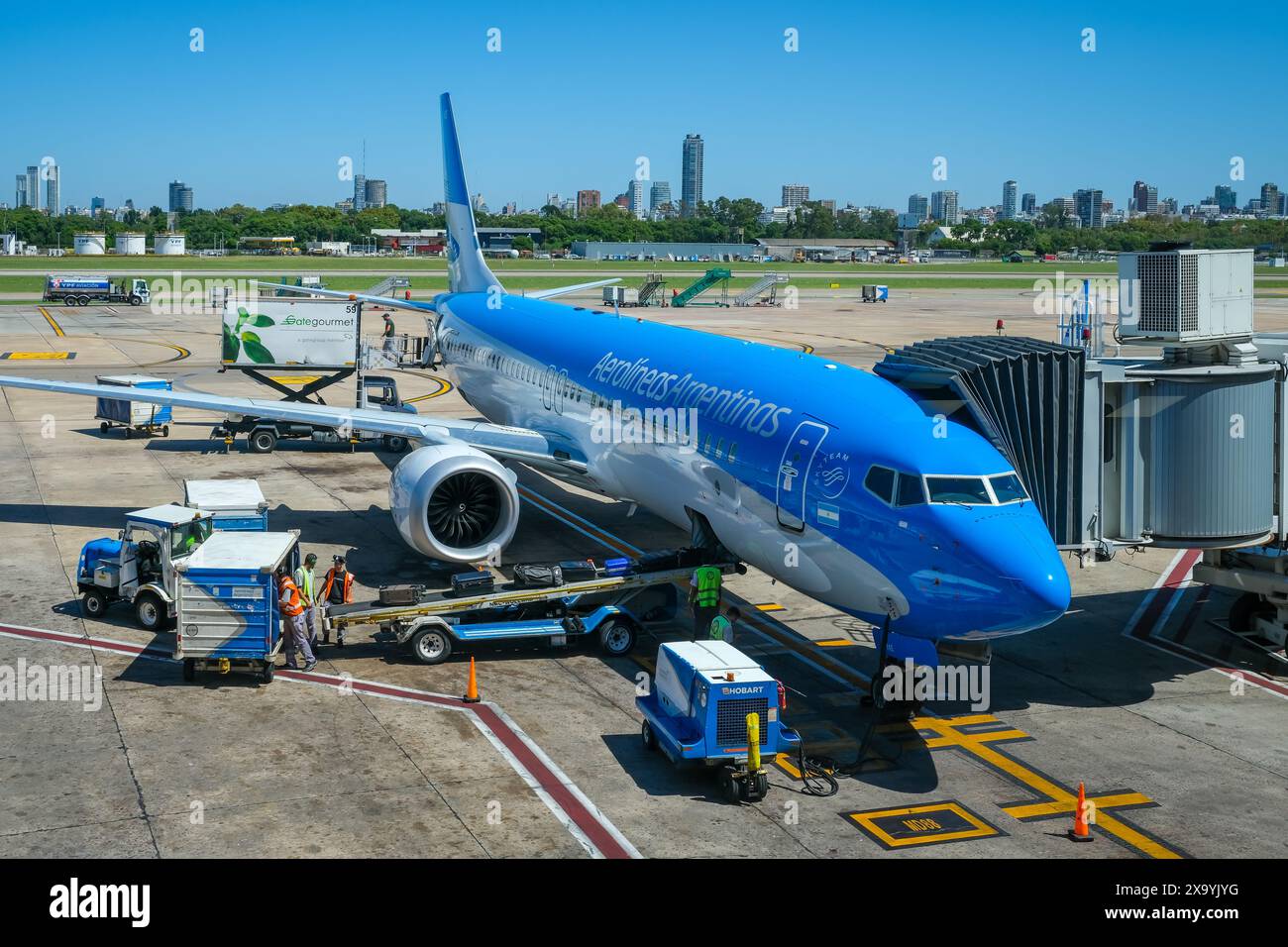 Buenos Aires, Argentinien - die Boeing 737 MAX, die von Aerolineas Argentinas betrieben wird, wird am Flughafen Buenos Aires-Jorge Newbery, AE, mit Koffern beladen Stockfoto