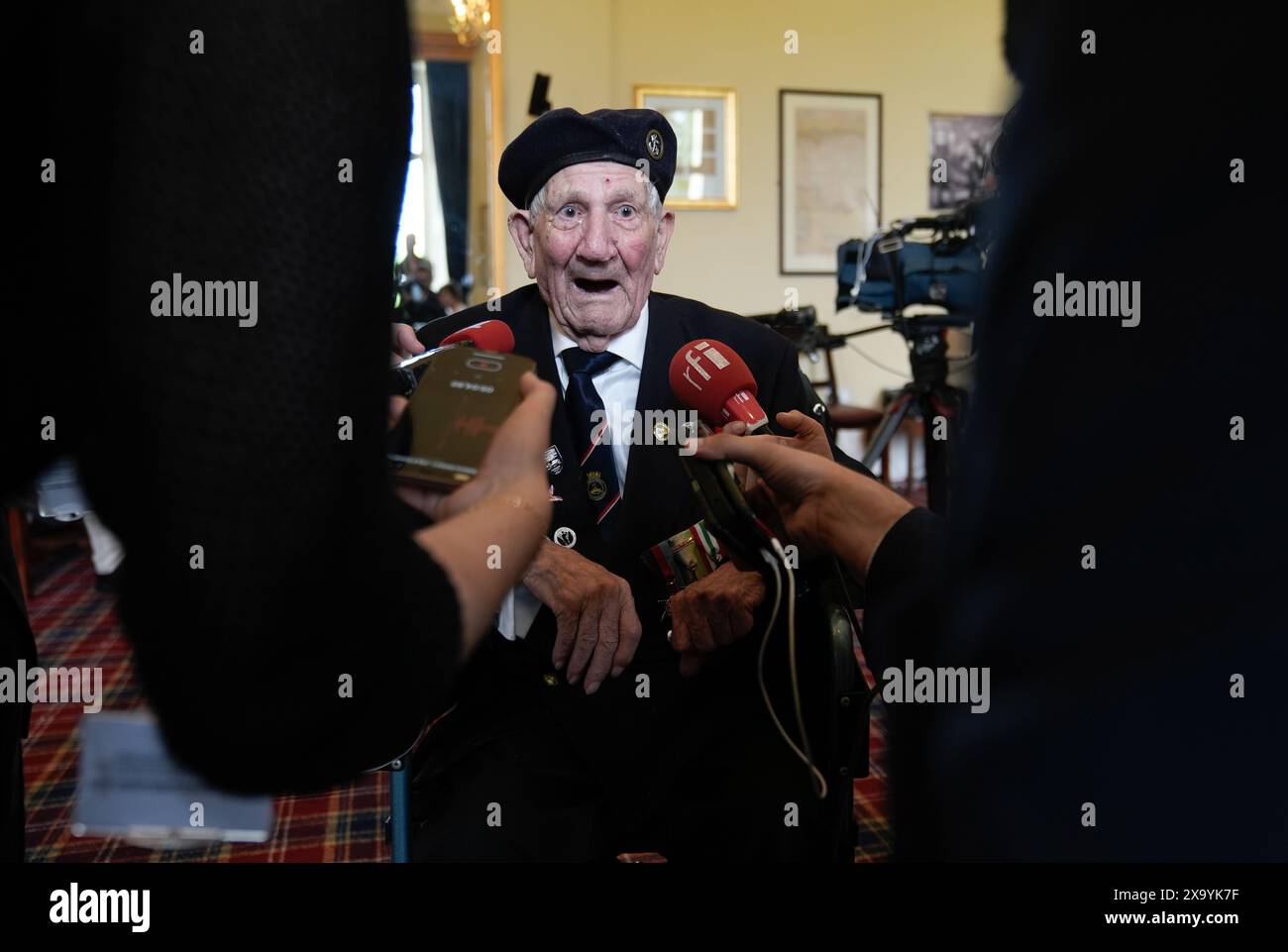 George Chandler, 99 Jahre alt, wird von den Medien während einer Veranstaltung interviewt, die vom Spirit of Normandy Trust und D-Day Revisited im Southwick House, dem Nervenzentrum der D-Day-Operationen vor 80 Jahren, in der Nähe von Portsmouth, Hampshire, veranstaltet wurde. Am Dienstag werden die Veteranen aus D-Day und Normandie mit der Fähre nach Frankreich reisen, um an den Gedenkfeiern zum 80. Jahrestag des D-Day am Donnerstag teilzunehmen. Bilddatum: Montag, 3. Juni 2024. Stockfoto