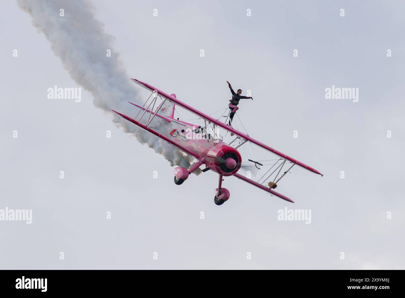 46 Aviation Wingwalker auf der Le Temps des Helices Air Show 2024 in La Ferte-Alais, Frankreich Stockfoto