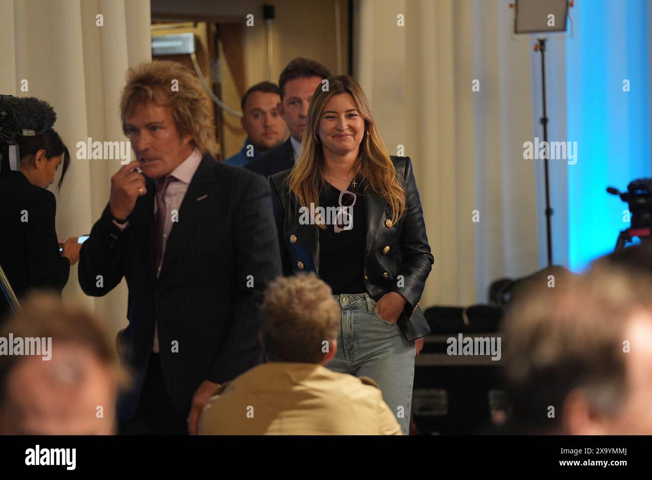 Charlie Mullins (links) und Holly Valance kommen zur Reform UK Pressekonferenz in der Glaziers Hall in London, wo bekannt gegeben wurde, dass Nigel Farage neuer Parteivorsitzender werden wird. Bilddatum: Montag, 3. Juni 2024. Stockfoto