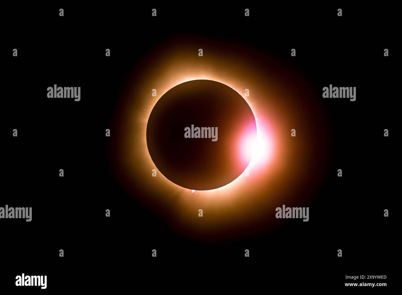 Eine Sonnenfinsternis mit Diamantring-Effekt und Vorburg-Perlen Stockfoto