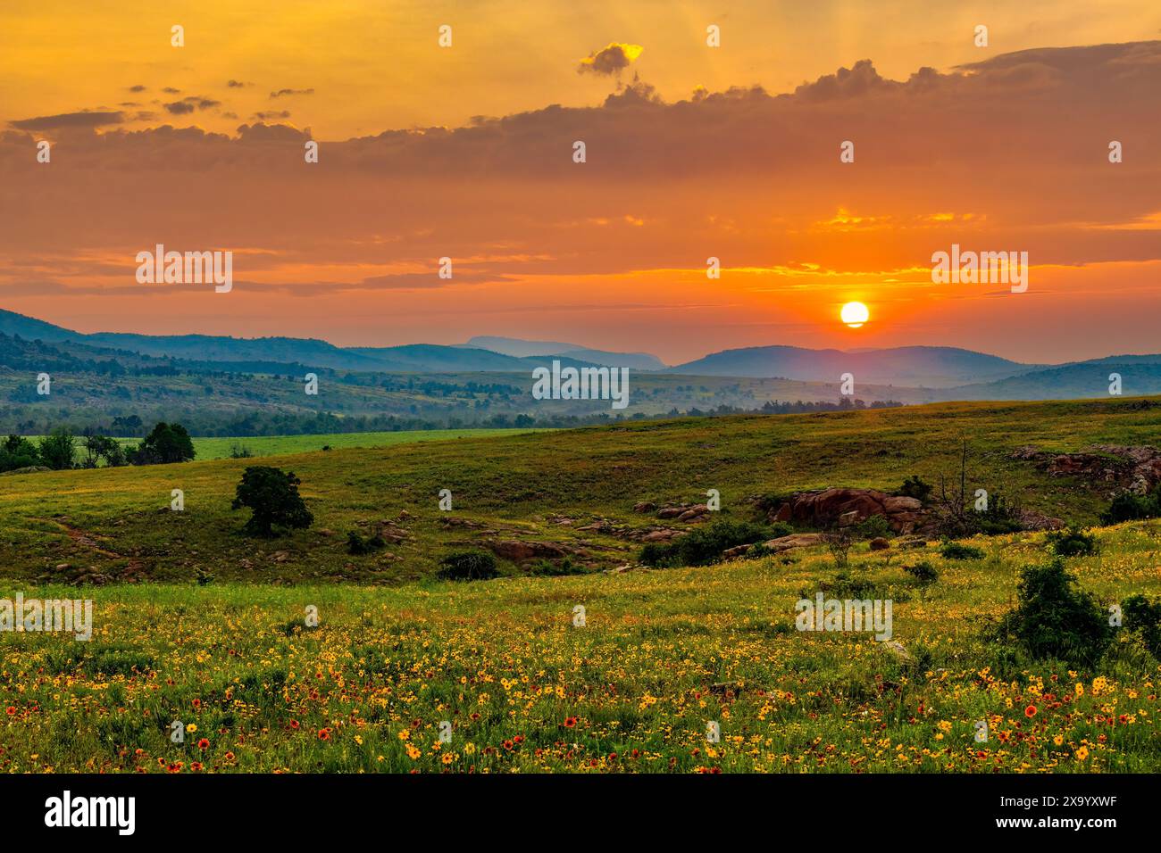 Ein malerischer Blick auf die Wichita Mountains bei Sonnenaufgang Stockfoto