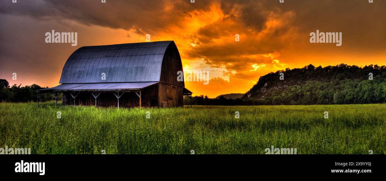 Eine rustikale Scheune vor einem dramatischen Sonnenuntergang Stockfoto