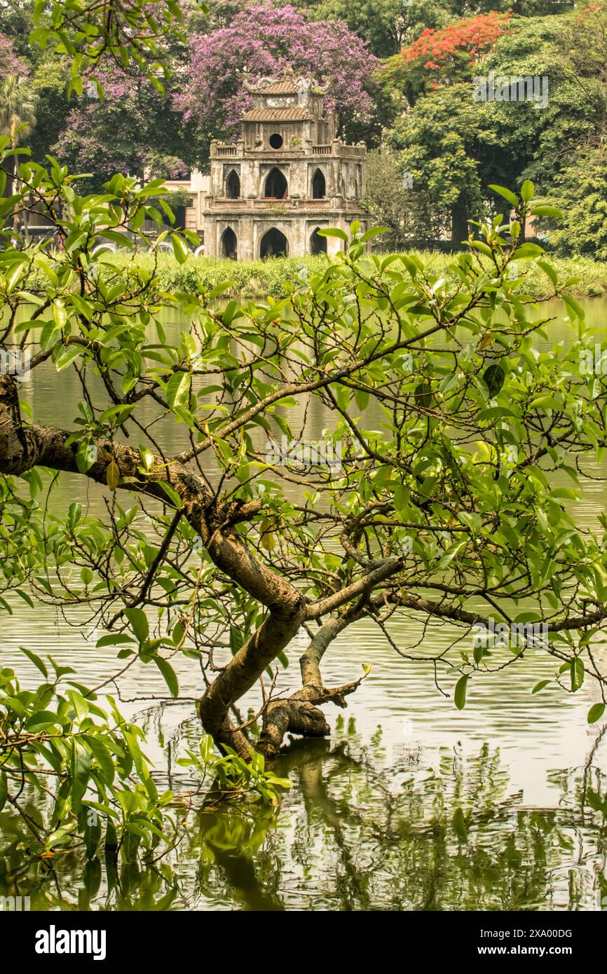 Verführerisch, erstaunlich, atemberaubend, fesselnd, ausgezeichnet, herrlicher, faszinierender Turtle Tower im Hoan Kiem Lake, der Altstadt von Hanoi, Vietnam Stockfoto