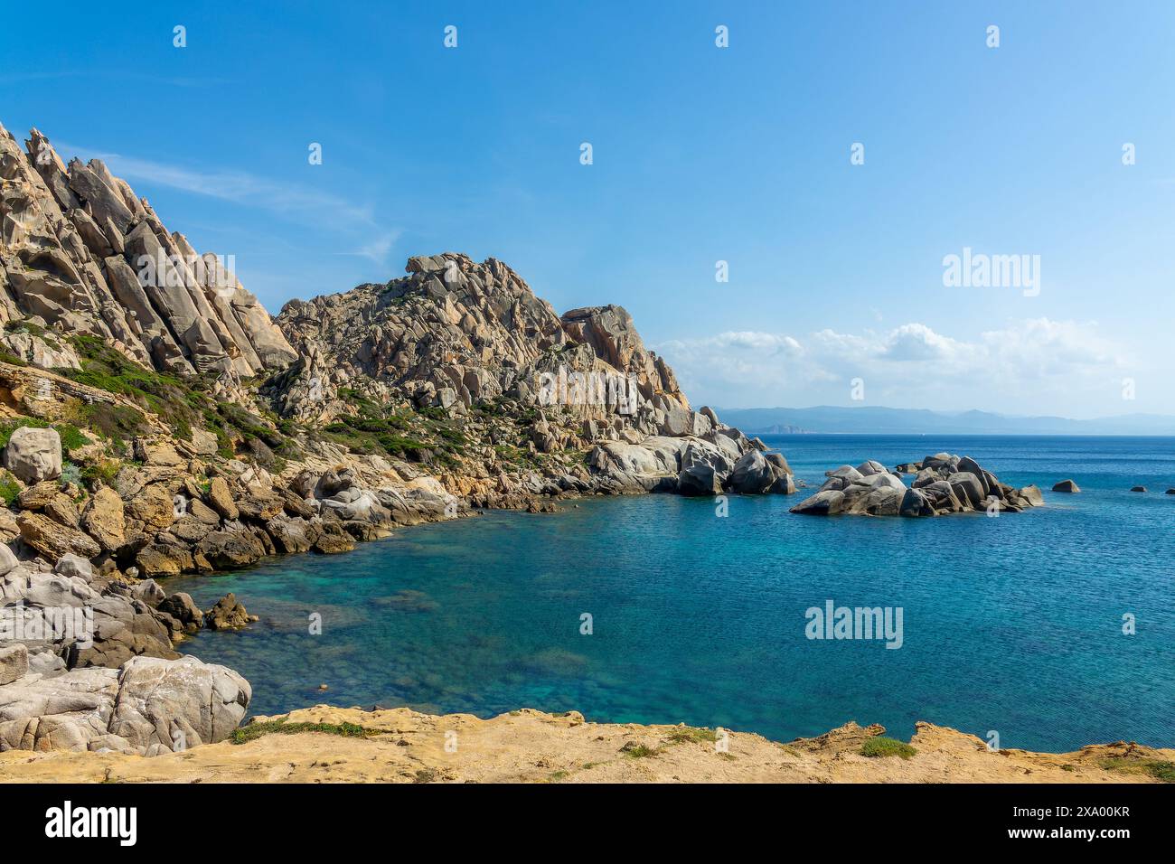 Blick auf eine kleine Bucht (oder cala) an der felsigen mittelmeerküste in Capo Testa, Sardinien Stockfoto