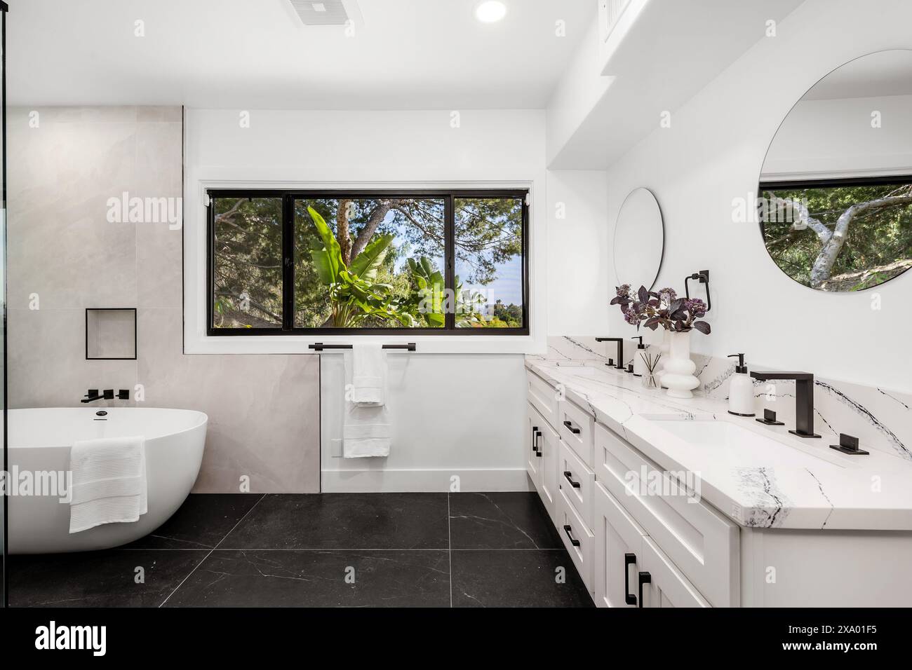 Ein modernes Badezimmer in Hollywood Hills in Los Angeles, Kalifornien, mit einem Umbau eines älteren Hauses Stockfoto