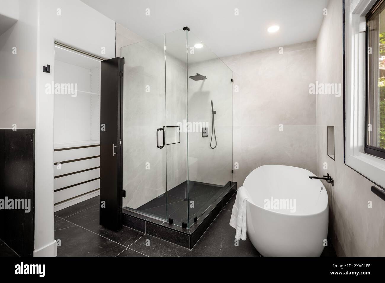 Ein modernes Badezimmer in Hollywood Hills in Los Angeles, Kalifornien, mit einem Umbau eines älteren Hauses Stockfoto