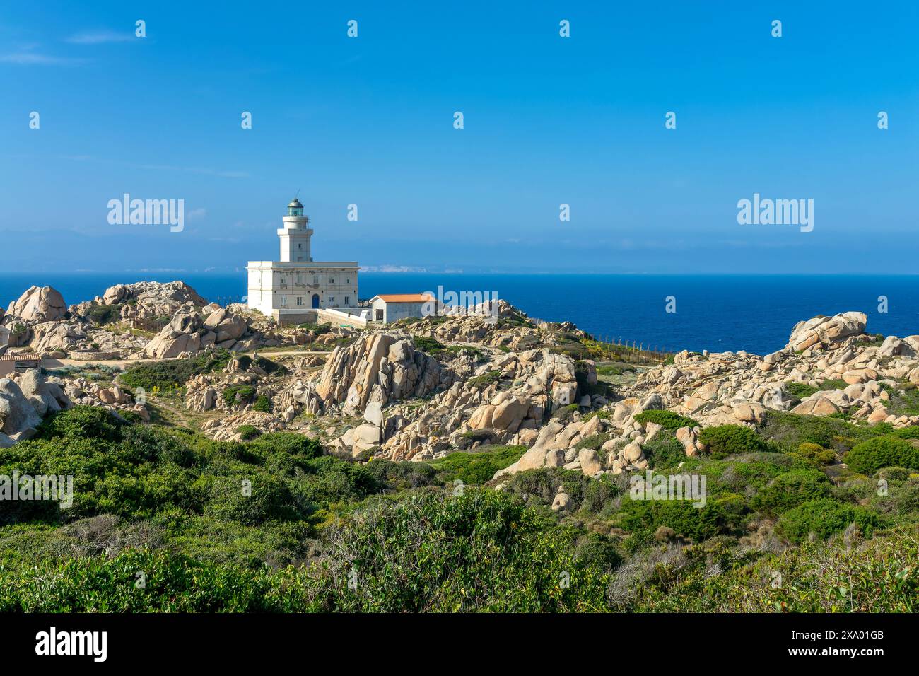 Der Leuchtturm Capo Testa und die mittelmeerküste und das Meer mit wunderschönen Felsen, die Landschaft Sardiniens Stockfoto