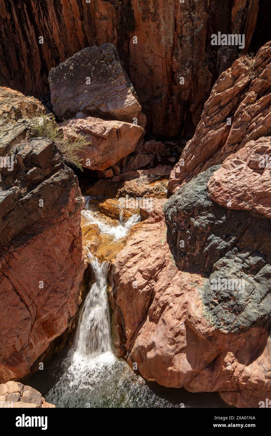 Wundervolle Wasserfälle entlang des herrlichen Water Wheel Falls Wander Trail in der Nähe von Peyson, Arizona (USA). Verführerisch, Erstaunlich, Atemberaubend, Fesselnd, Stockfoto