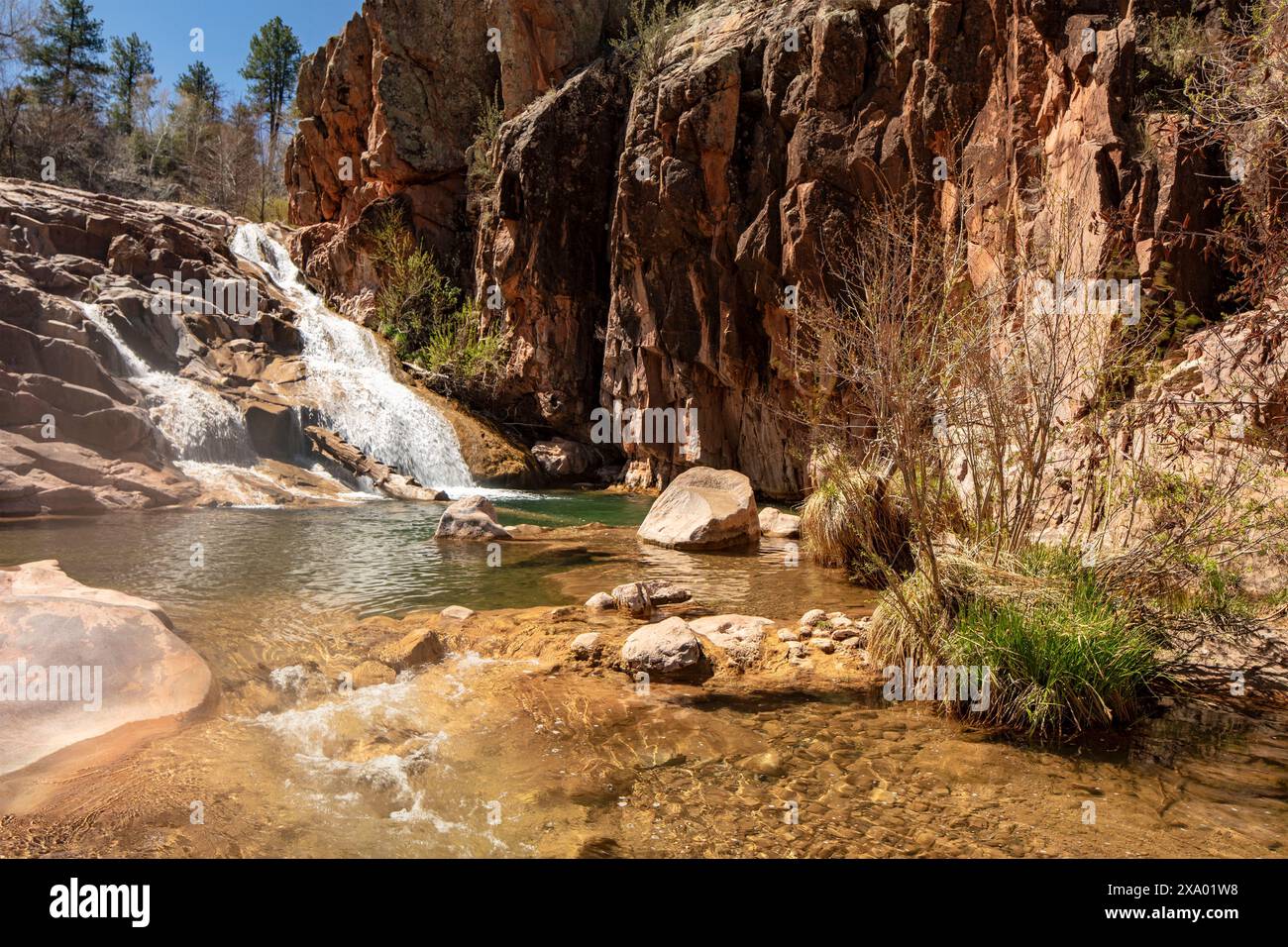Wundervolle Wasserfälle entlang des herrlichen Water Wheel Falls Wander Trail in der Nähe von Peyson, Arizona (USA). Verführerisch, Erstaunlich, Atemberaubend, Fesselnd, Stockfoto