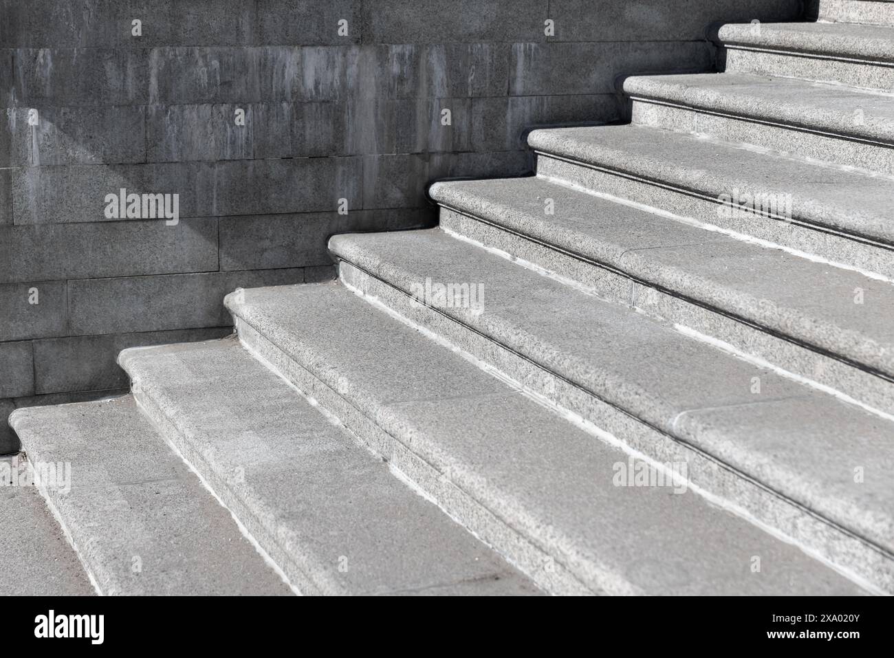 Abstrakter Architekturhintergrund mit leerer Treppe vor einer Steinmauer Stockfoto