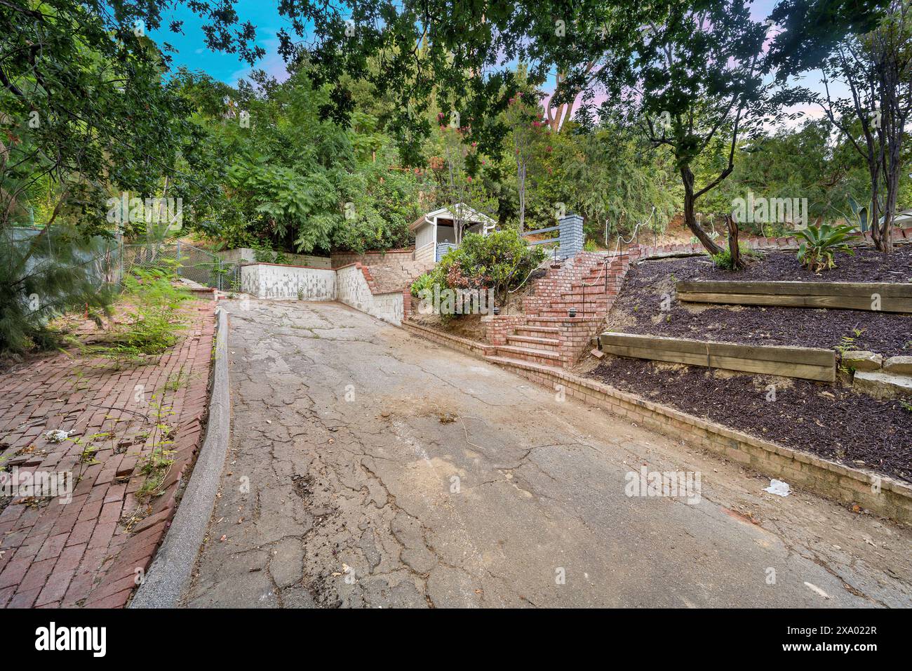 Ein emodelliertes Haus in Los Angeles mit einem modernen Fußweg Stockfoto
