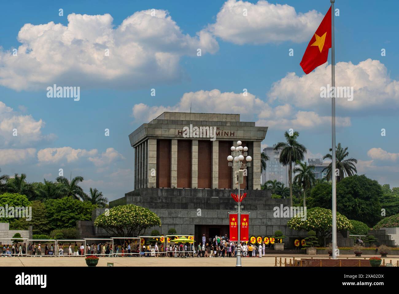 Architektonische Außenansicht des beeindruckenden Präsidenten Ho Chi Minh Mausoleum, Lăng Chủ tịch Hồ Chí Minh, Hanoi, Nordvietnam Stockfoto