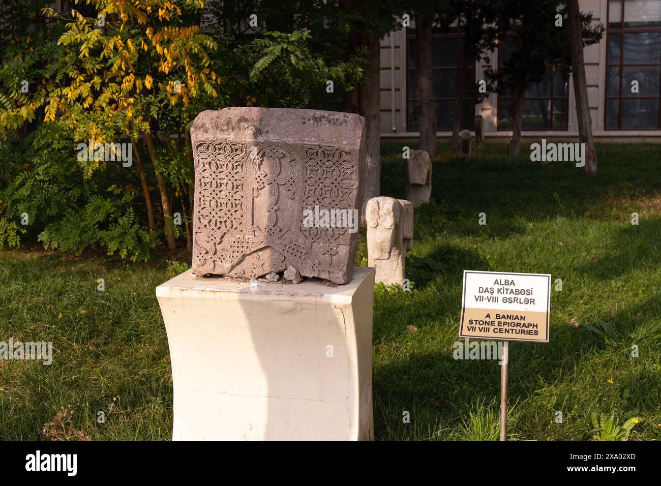 Ganja City. Aserbaidschan. 10.16.2021. Fundstücke bei Ausgrabungen im alten Albanien. Beschriftung. Albanisches Steinbuch. Stockfoto