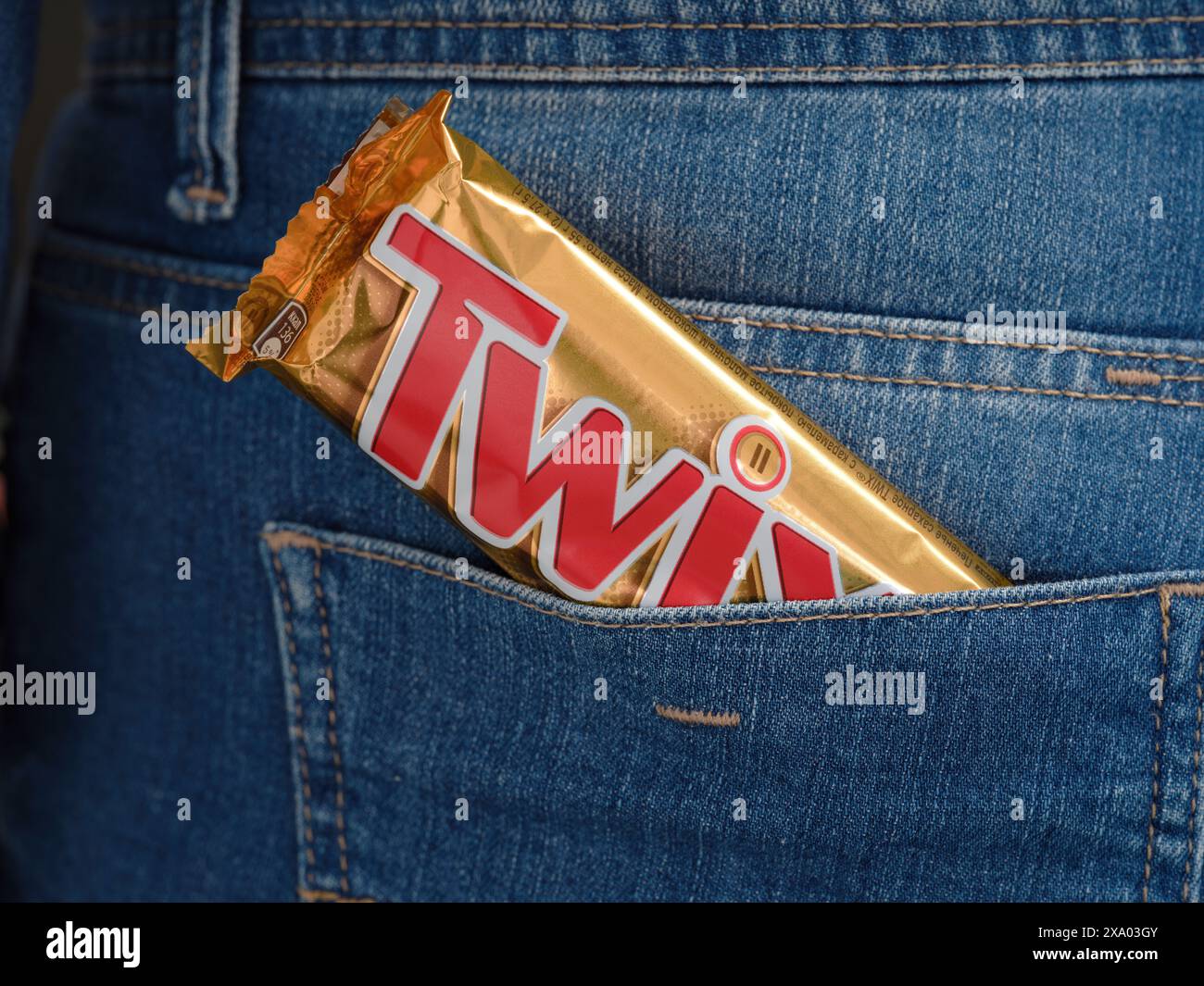 Tambov, Russische Föderation - 23. Januar 2024 Twix-Schokoladenriegel in einer Jeansrückentasche. Stockfoto