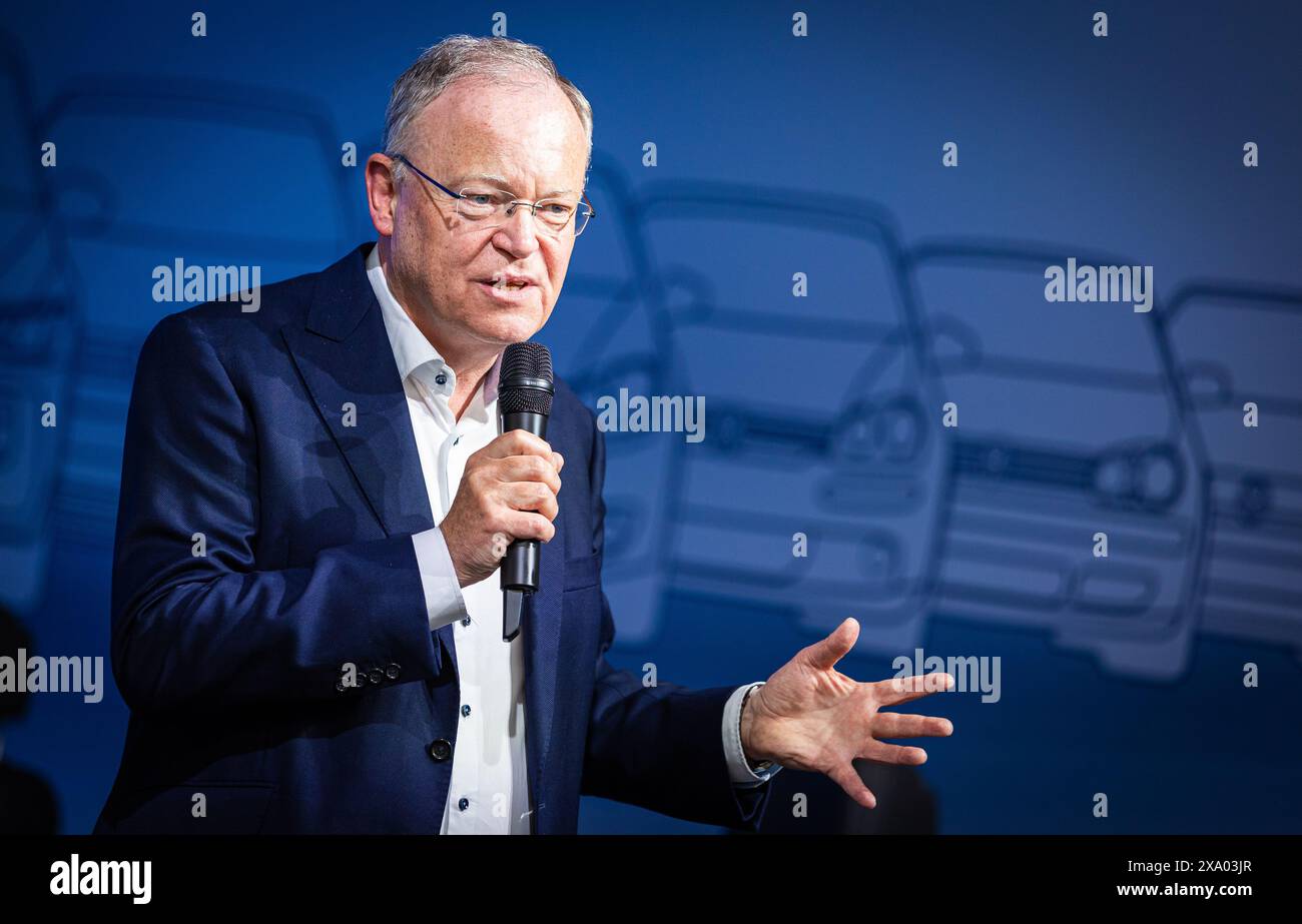 Wolfsburg, Deutschland. Juni 2024. Stephan weil (SPD), niedersächsischer Ministerpräsident, spricht bei der Zeremonie „50 Jahre Golfproduktion“ im VW-Werk. Kredit: Moritz Frankenberg/dpa/Alamy Live News Stockfoto