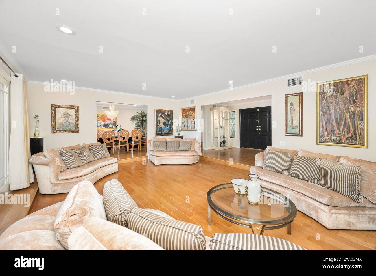 Ein geräumiges Wohnzimmer mit reichlich Möbeln in Encino, CA Stockfoto