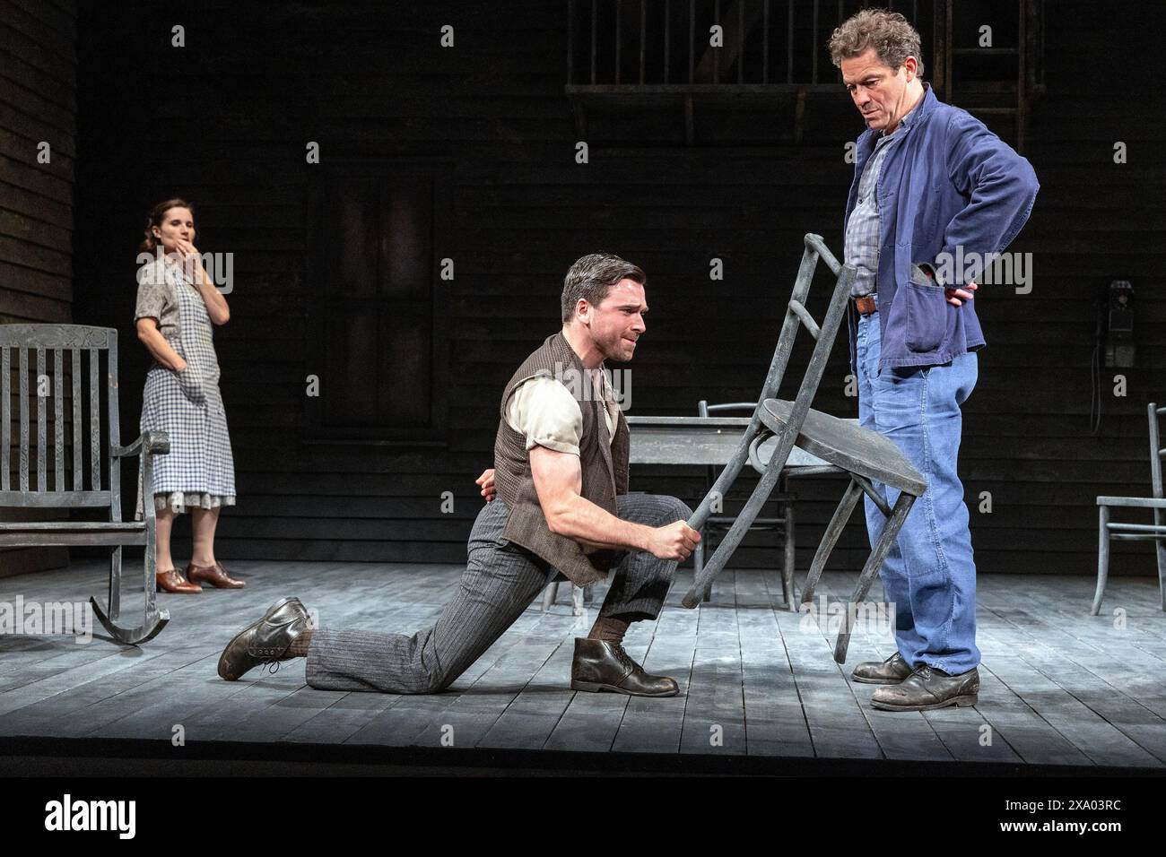 l-r: Kate Fleetwood (Beatrice), Pierro Niel-Mee (Marco), Dominic West (Eddie Carbone) in Einem BLICK VON DER BRÜCKE von Arthur Miller im Theatre Royal Haymarket, London SW1 04/06/2024 A Theatre Royal Bath Produktionsdesign: Peter McKintosh Beleuchtung: Paul Pyant Regie: Lindsay Posner Stockfoto