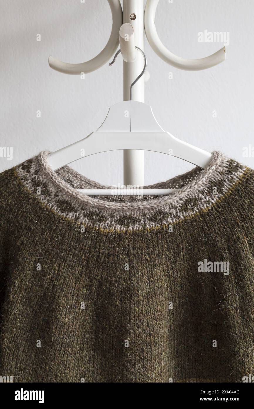 Nahaufnahme eines isländischen Strickpullovers aus Wolle mit Nackenband in traditionellem nordischem Strickmuster Stockfoto