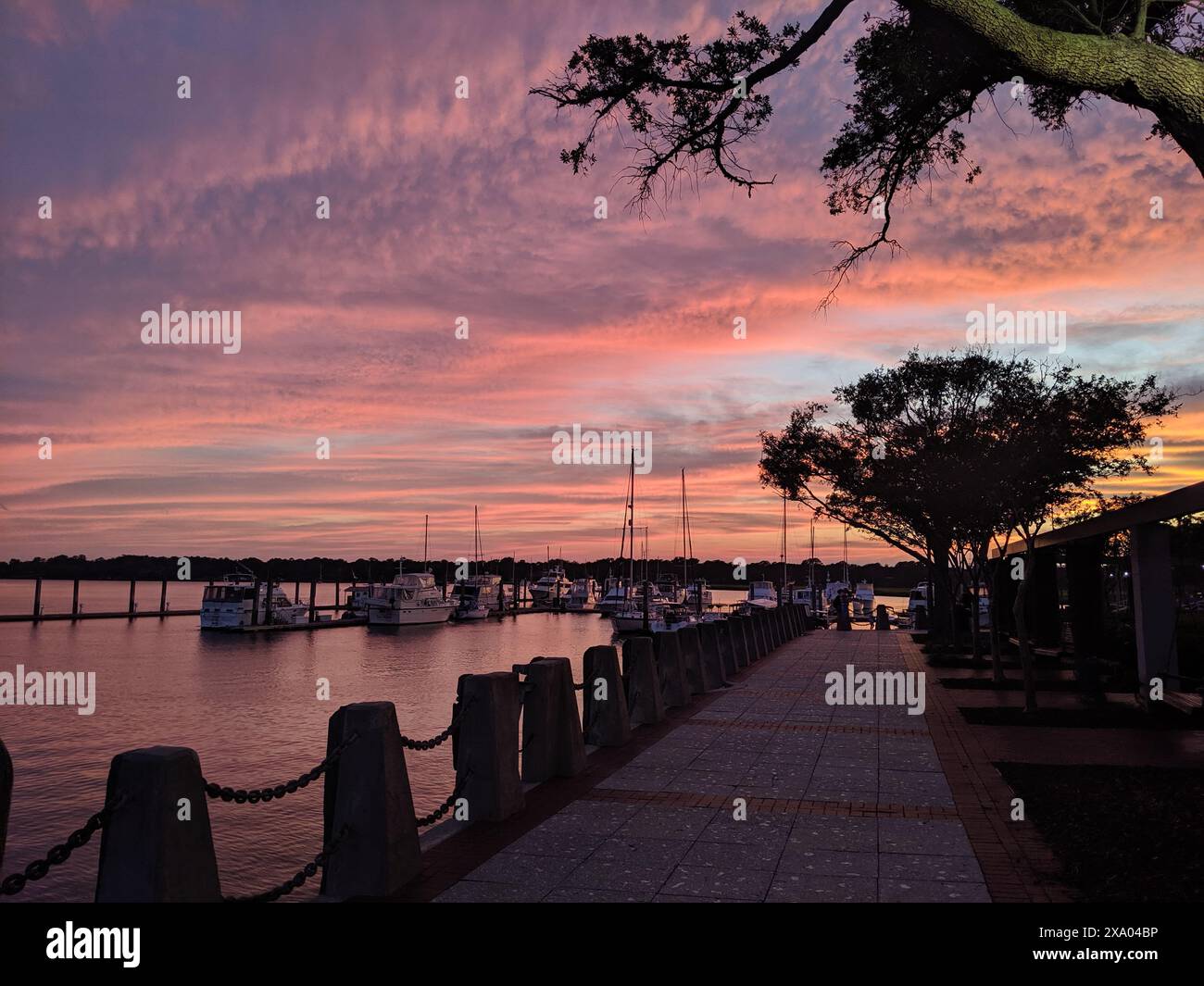 Ein malerischer Blick auf den Henry C Chambers Waterfront Park während der goldenen Stunde in Beaufort, SC. Stockfoto