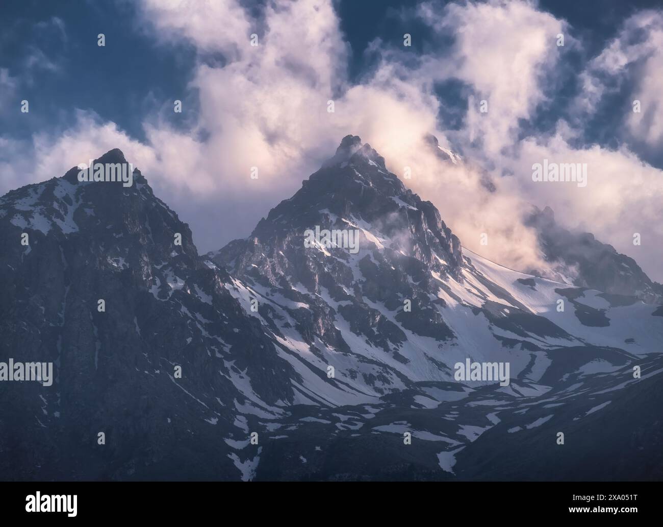 Wunderschöne felsige Berggipfel, die Gipfel sind sogar im Sommer mit ewigem Eis und Schnee bedeckt. Kasachstan Issyk Schlucht Stockfoto