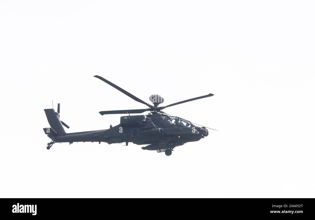 Ein Militärhubschrauber bei Flugdemonstration gegen klaren Himmel Stockfoto