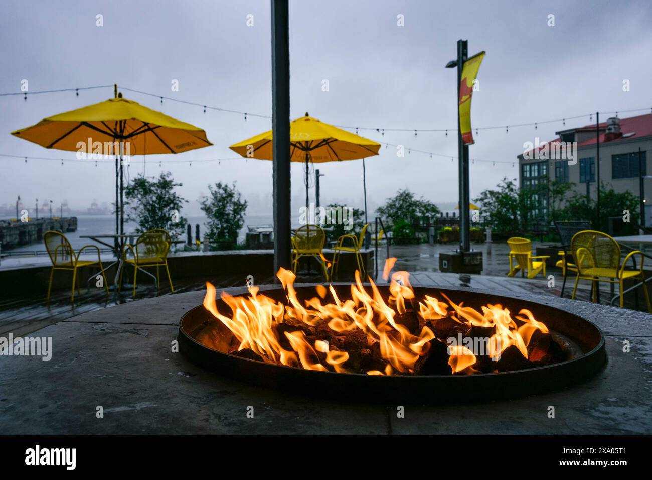 Feuerstelle, Shipyards District, North Vancouver, British Columbia, Kanada Stockfoto