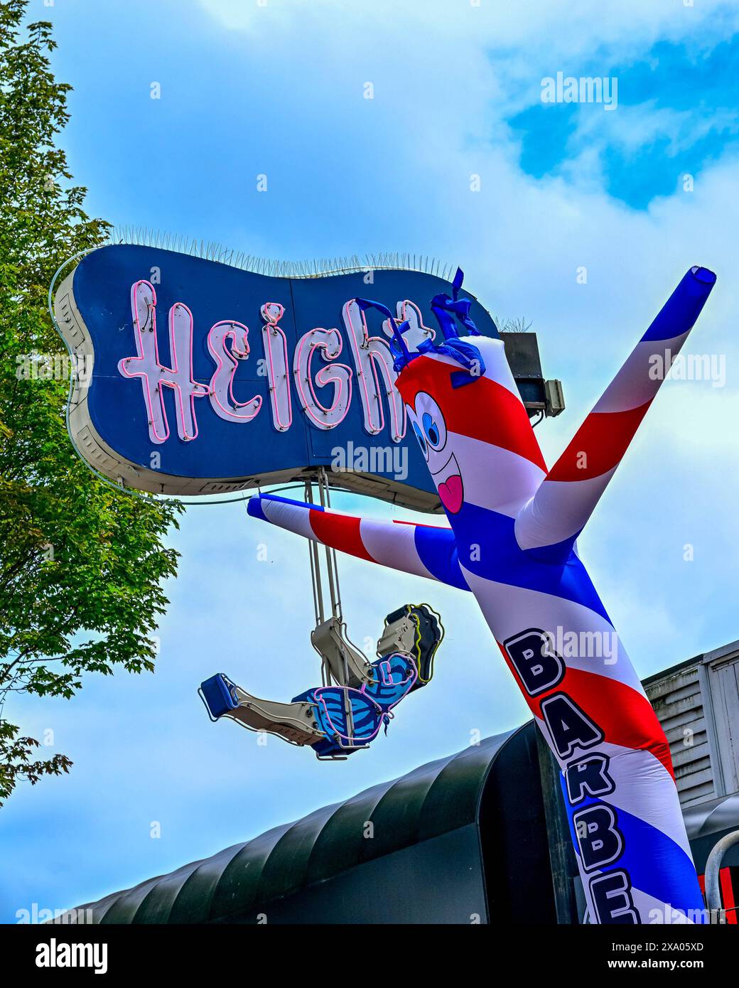 Höhen, Mädchen auf einer Schaukel, schwingendes Neonschild, hat's Off Day, Burnaby, British Columbia, Kanada Stockfoto