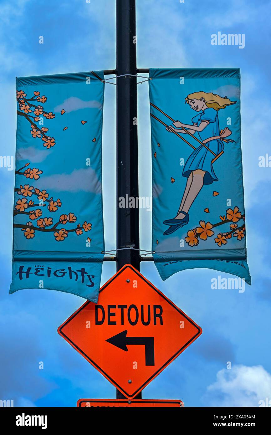 Höhen, Mädchen auf einer Schaukel, Lampen-Pfosten-Banner, Burnaby, British Columbia, Kanada Stockfoto