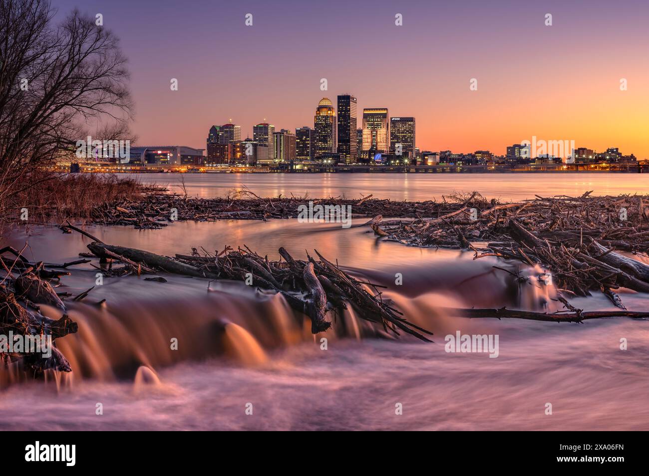 Skyline in leuchtendem rosafarbenem Licht in der Abenddämmerung Stockfoto