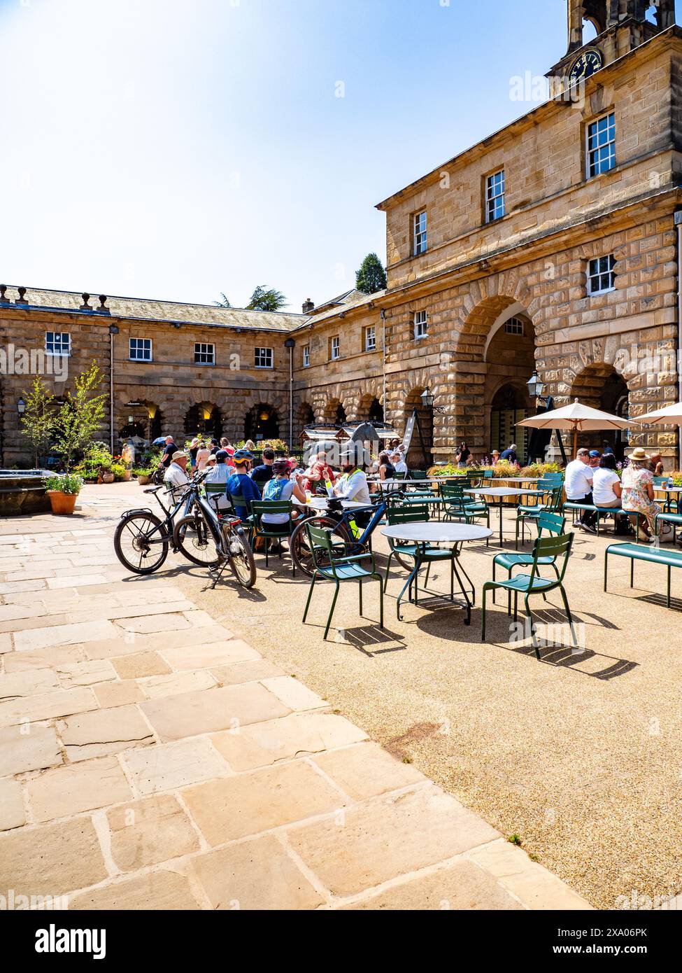 Das Chatsworth Manor House in Derbyshire mit Cafés und Leuten im Freien Stockfoto