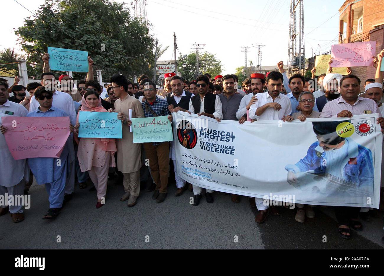 Mitglieder der Zivilgesellschaft protestieren am Montag, den 3. Juni 2024, im Presseclub Peshawar. Stockfoto