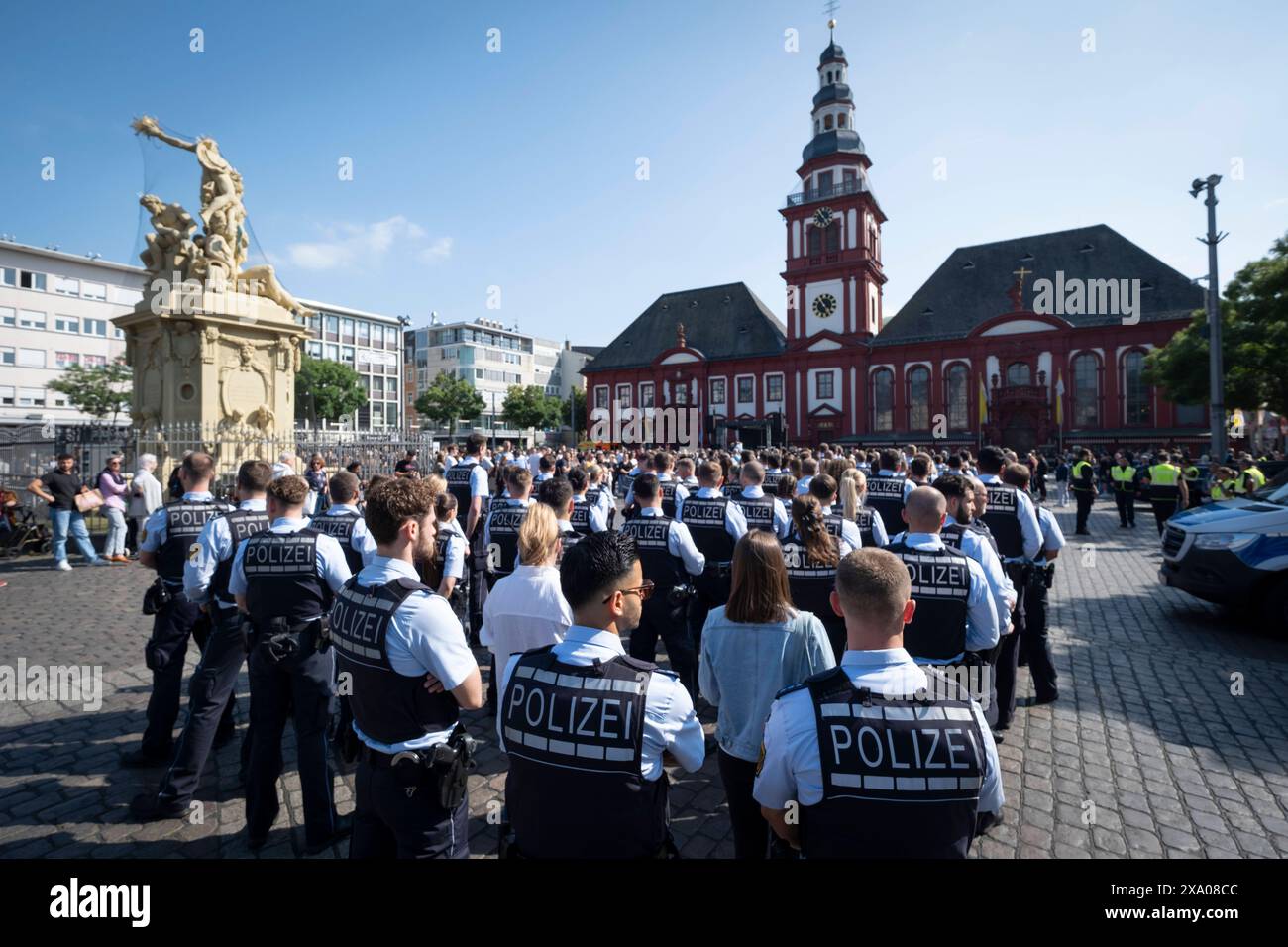 Trauer um einen 29-jaehrigen Polizeibeamten, der nach einer Messerattacke in Mannheim gestorben ist: Mit einer Kundgebung Mannheim haelt zusammen und einem interreligioesen Friedensgebet war seiner am Montagnachmittag auf dem Marktplatz in Mannheim gedacht im Foto vom 03.06.2024: Polizeibeamte. Die Bluttat vom vergangenen Freitag hatte bundesweit Entsetzen ausgeloest. Am 31.05.2024 hatte ein Mann auf dem Mannheimer Marktplatz mehrere Menschen mit einem langen Messer attackiert. Dabei wurden sechs Menschen zum Teil lebensgefaehrlich verletzt. Den am Sonntag gestorbenen Polizisten stach der Ta Stockfoto