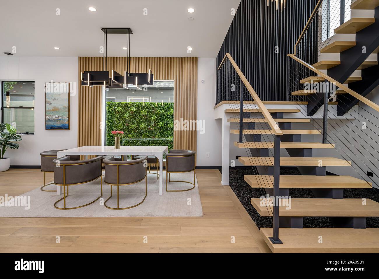 Offene Küche mit Treppe zum Esszimmer Stockfoto