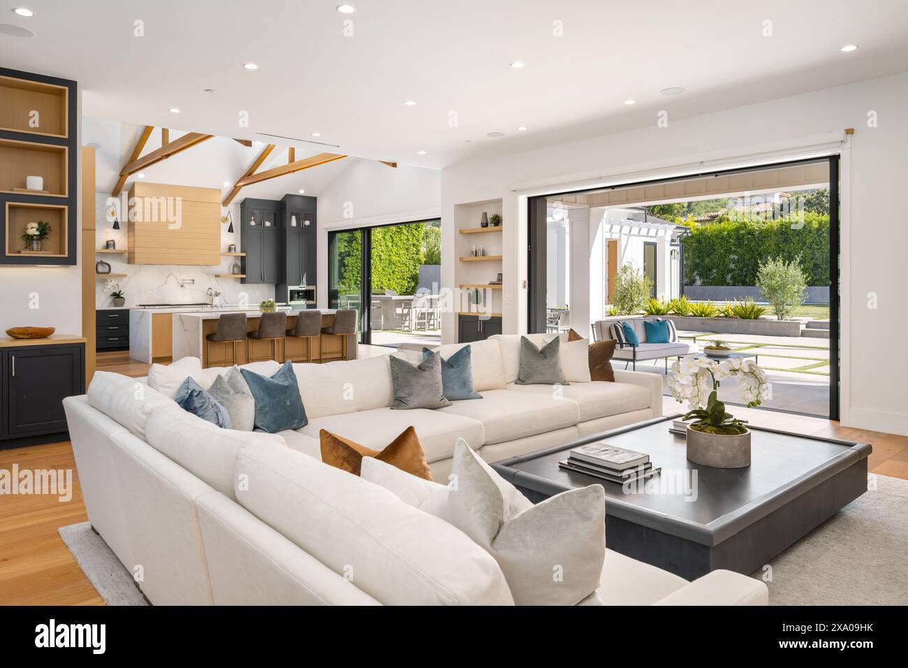Geräumiges Wohnzimmer mit reichlich Möbeln und Fernseher Stockfoto