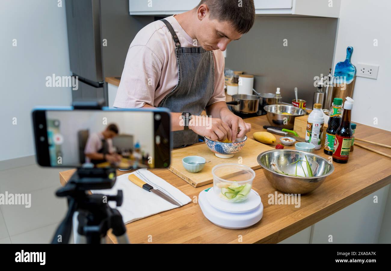 Der Koch sendet live aus dem Workshop, wie man vegetarische Speisen zubereitet Stockfoto