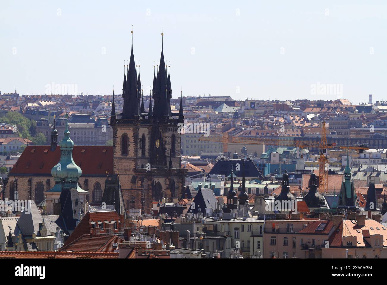 Ein historisches Stadtzentrum mit alten Gebäuden und entfernten Türmen, Prag Stockfoto