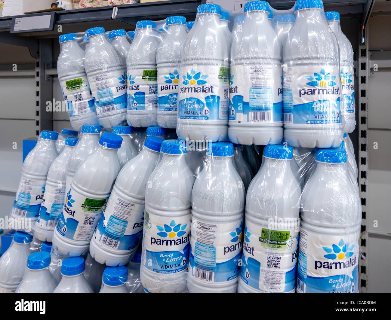 Italien - 01. Juni 2024: Parmalat-Milch mit Vitamin D in weißen Plastikflaschen in Regalen zum Verkauf im italienischen Discounter Stockfoto